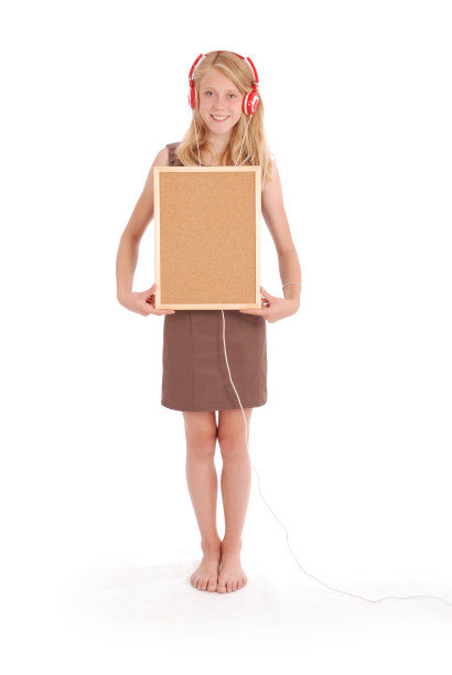 十几岁的女孩戴着耳机，拿着软木板图片下载