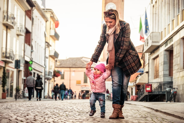 妈妈帮宝宝走路图片下载