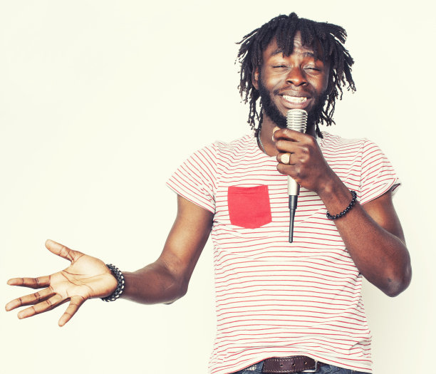 年轻英俊的非裔美国男孩唱情绪与麦克风隔离图片下载