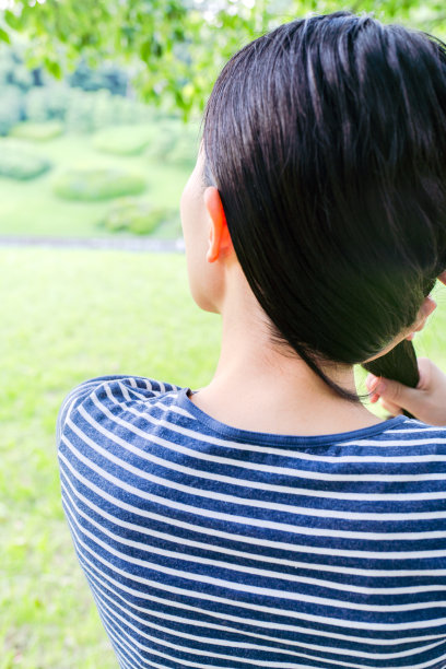 梳头的女人图片下载
