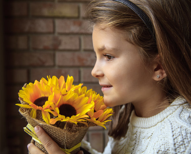 小女孩拿着黄花捧花图片下载
