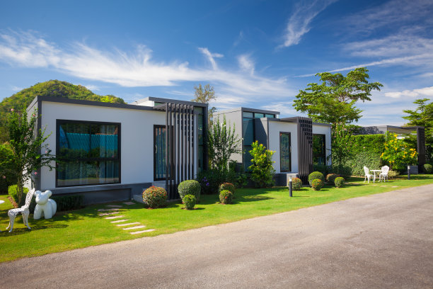 绿草的现代房子图片下载