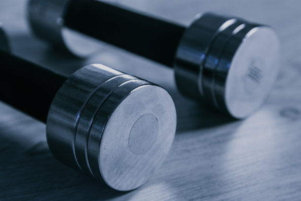 木制背景上的两个女人哑铃图片下载