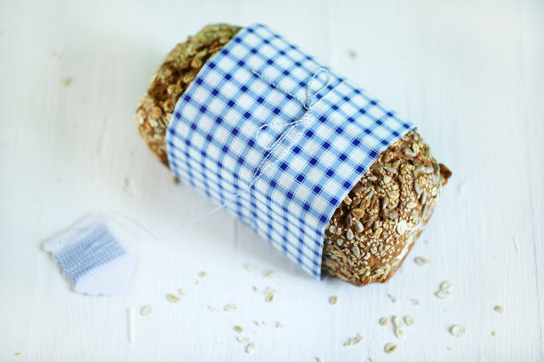 含种子和燕麦的黑麦全麦面包图片下载