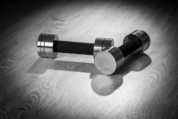 木制背景上的两个女人哑铃图片下载