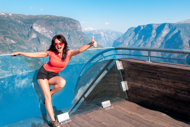兴奋的女游客在Stegastein观点图片下载