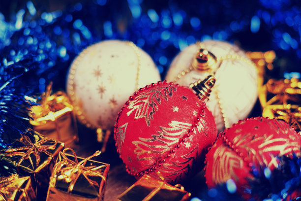 圣诞舞会，礼品盒和蓝色花环图片下载