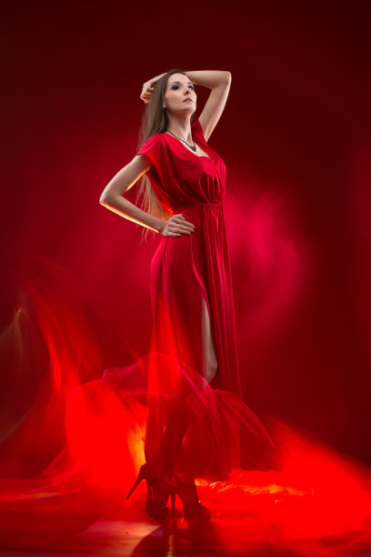 穿着红色连衣裙的漂亮女人，神情忧郁图片下载