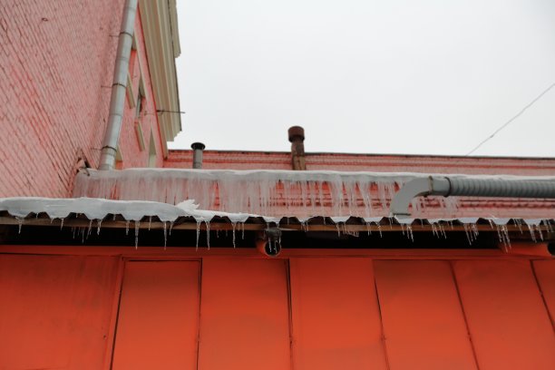 建筑物檐口上的冰柱图片下载