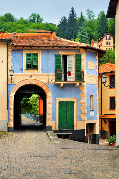 在意大利庭院里有一个拱门的漂亮房子图片下载