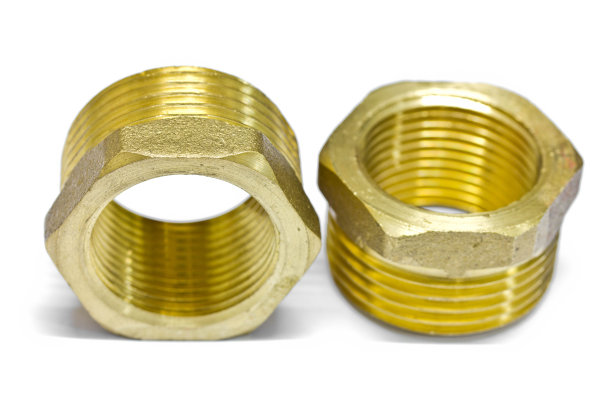 黄铜制成的水龙头接头。图片下载