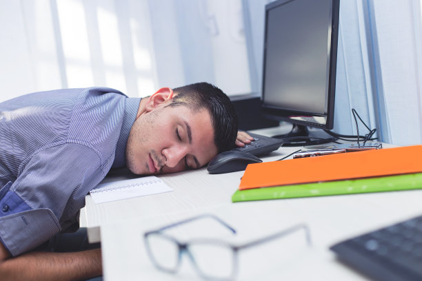 年轻人在工作场所睡觉图片下载
