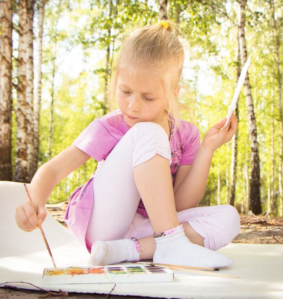 小女孩在户外画画图片下载