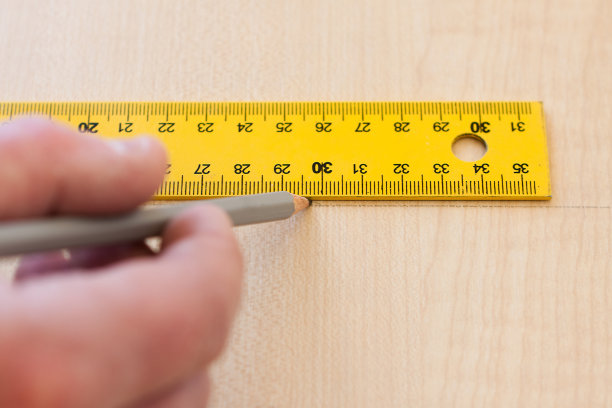 工程师在黑板上画一支铅笔图片下载