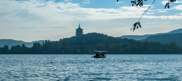 西湖上有一座塔图片下载