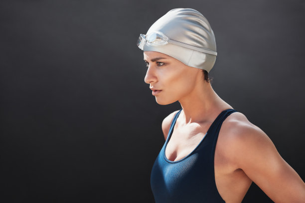 穿着泳衣的年轻女子看向别处图片下载