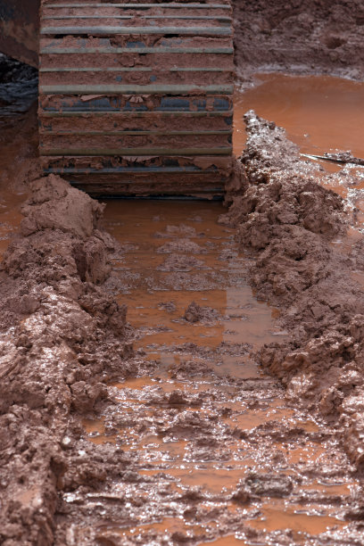 泥上有拖拉机留下的痕迹图片下载