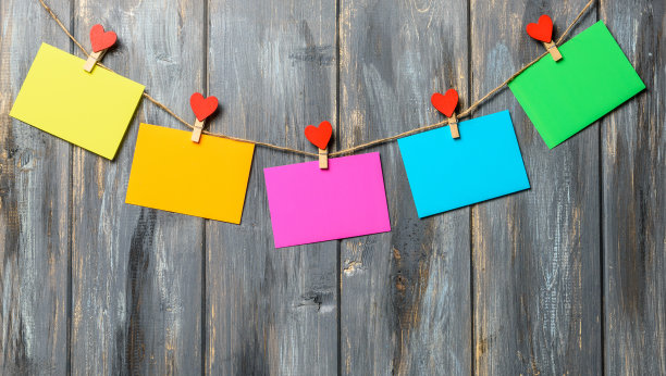 彩色纸上的线与心形衣夹木制图片下载