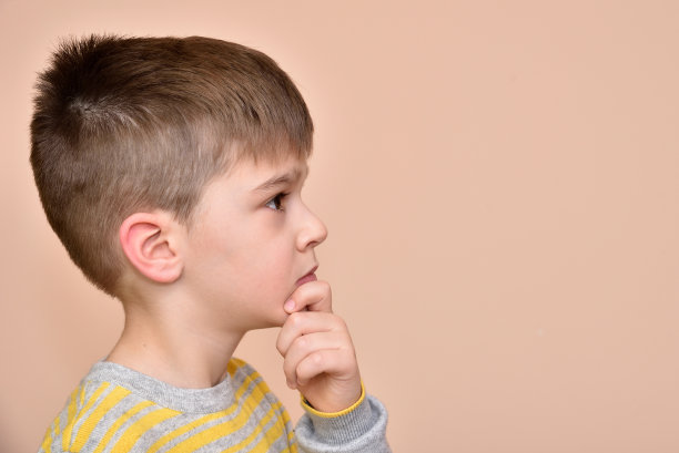 体贴可爱的小男孩图片下载