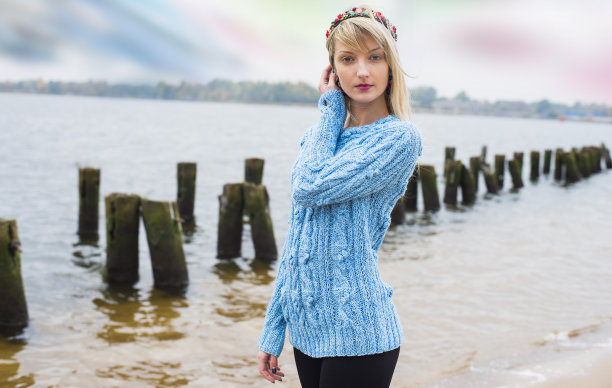 女人沿着河边走图片下载