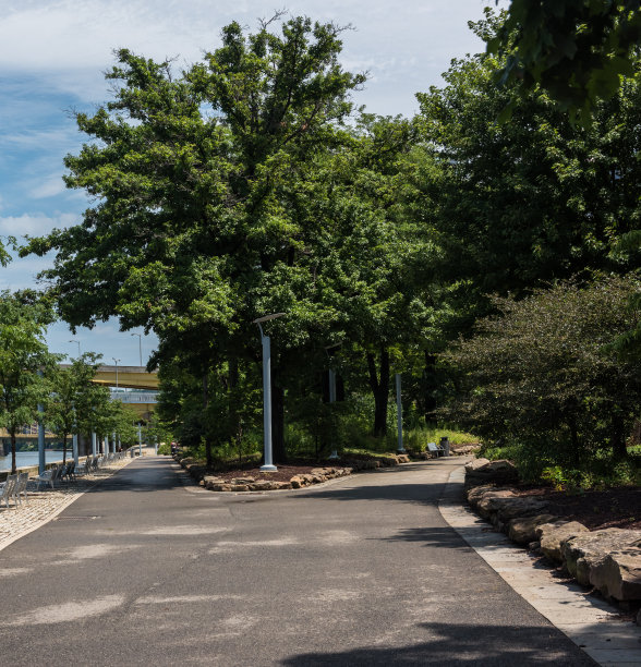 宾夕法尼亚州匹兹堡Point州立公园的树木和人行道图片下载