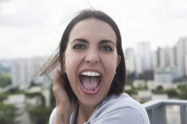 深色头发的女人，快乐的表情图片下载