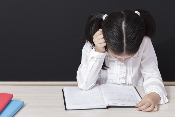 在学校董事会前看书的女孩图片下载