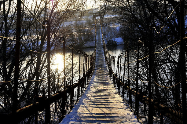 河上有一座吊桥图片下载
