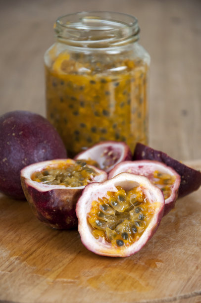 以木色为背景的百香果图片下载