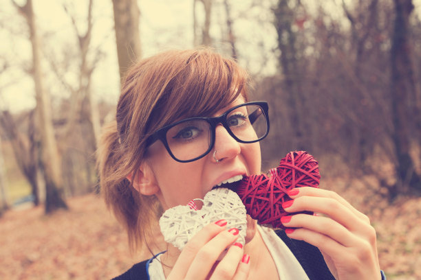 在户外享受乐趣的时髦女人。图片下载