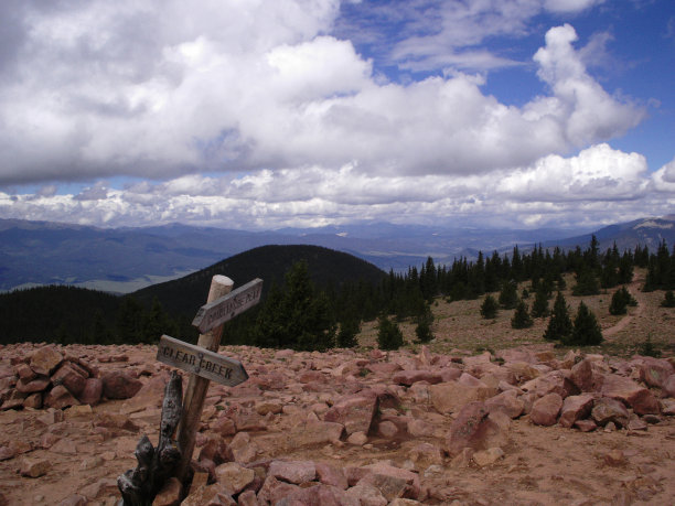 在小道上的岔路口图片下载