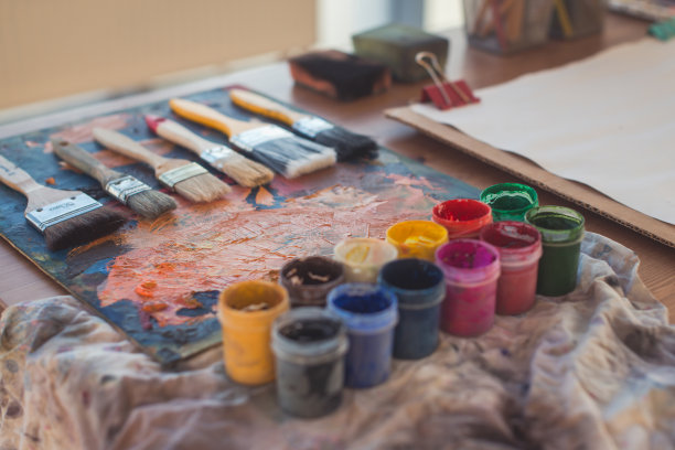 水粉和水彩的照片与画笔设置在艺术图片下载