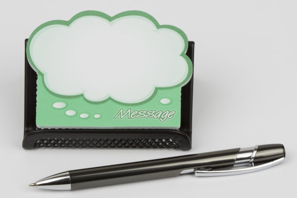 信息便利贴和钢笔图片下载