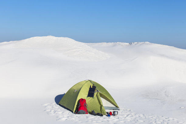 帐篷冬季山。图片下载
