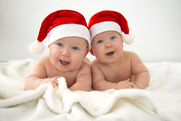 同卵双胞胎的圣诞节图片下载