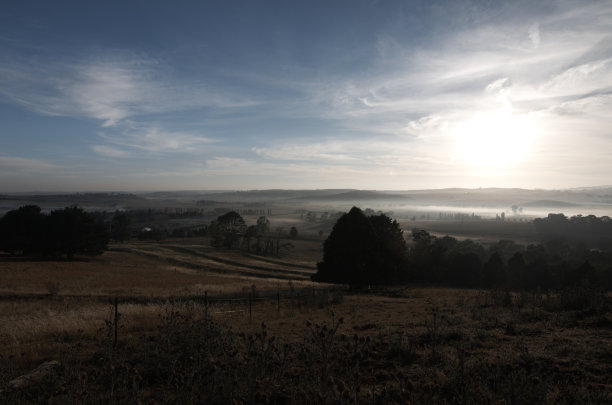 雾蒙蒙的日出图片下载