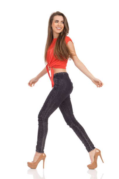 微笑的女孩走图片下载