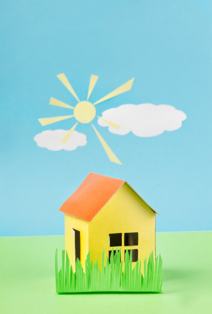 蓝天映衬下的纸房子图片下载