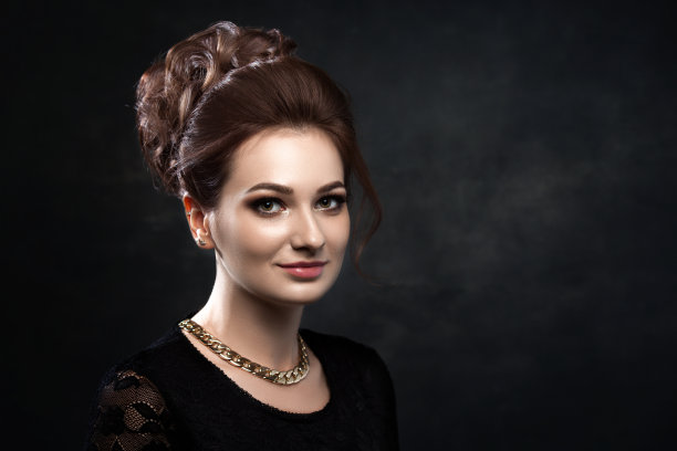 穿着古典黑色服装的漂亮女人。时尚风格的照片。图片下载