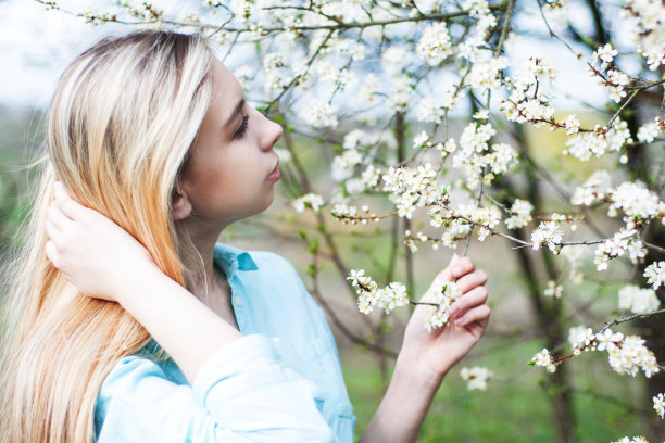 女孩在春天的花园里素材图片