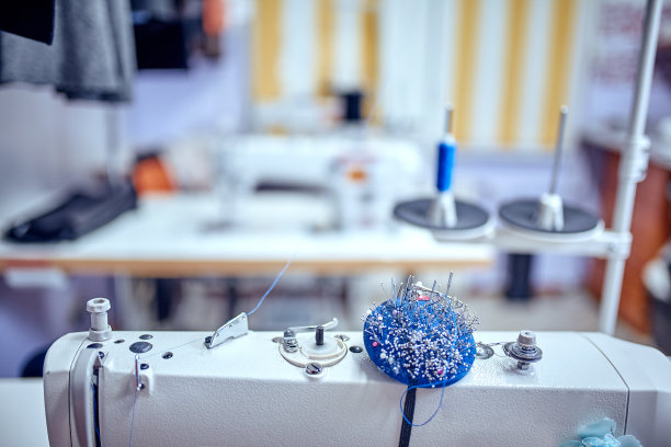 女裁缝往旧缝纫机里缝线图片下载