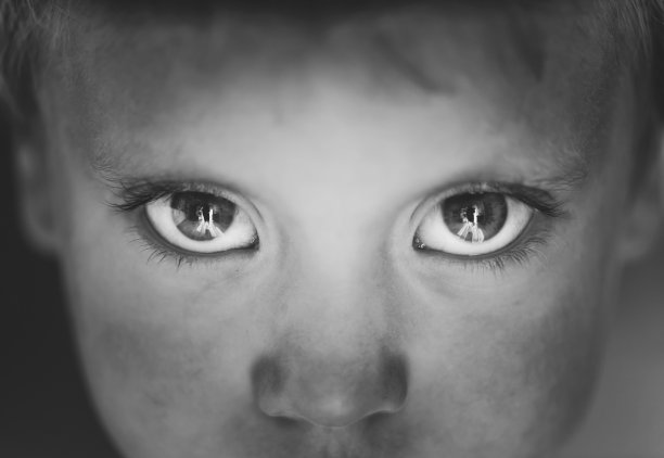 眼睛特写的小男孩图片下载