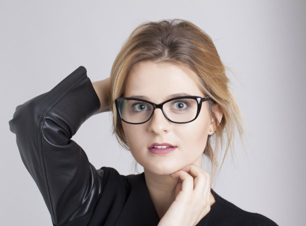 优雅的年轻女子图片下载