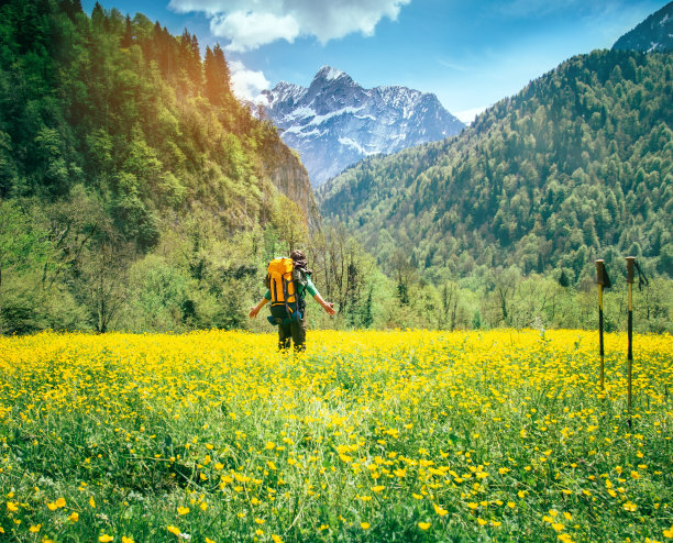 年轻的旅行者背包放松户外图片下载