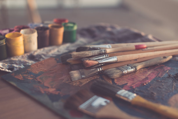 水粉和水彩的照片与画笔设置在艺术图片下载