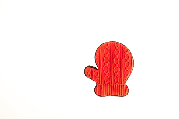 隔离圣诞装饰饼干。红色的针织手套图片下载