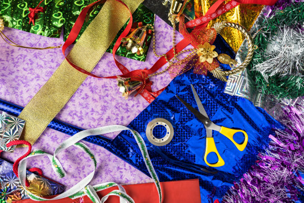 包装圣诞礼物的过程。图片下载