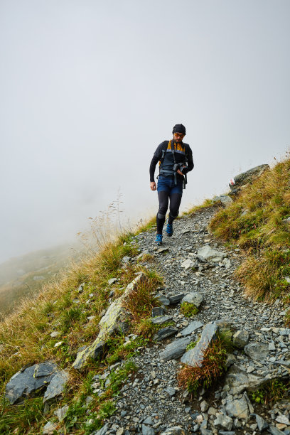 背包的白人徒步旅行者图片下载
