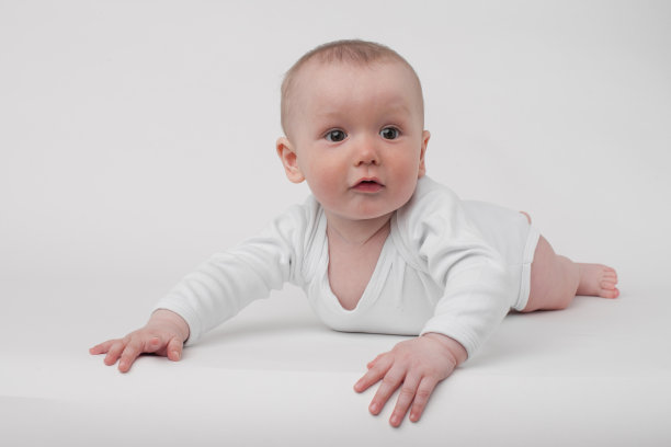 白色背景上的婴儿图片下载