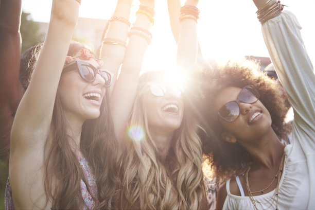 朋友们在灿烂的阳光中跳舞图片下载